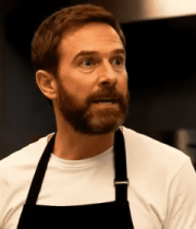 厨房中穿围裙的男人特写591#横屏 