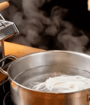 厨师在厨房煮自制面条1293#横屏 