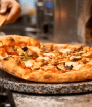 厨师操作取出烤好的披萨3788#横屏 