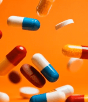 橙色背景下散落的胶囊和药丸8668#横屏 