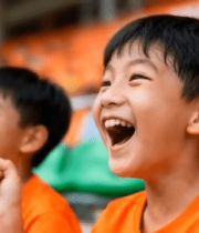 球场中欢呼的小学生1390#横屏 