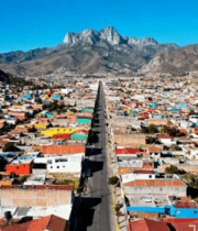 城镇彩色房屋与远山全景6420#横屏 