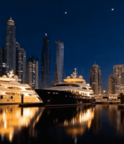 城市夜景下停靠的豪华游艇14184#横屏 