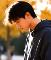 秋日公园中男子低头画面8479#横屏 