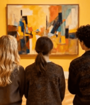 三人在展厅观赏画作8576#横屏 