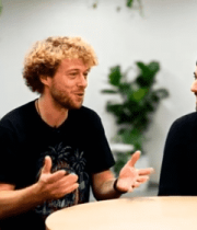 三人室内交谈素材7156#横屏 