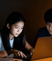 三人一起看笔记本电脑画面11244#横屏 