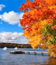 秋季湖畔多彩树木与游船景观11404#横屏 