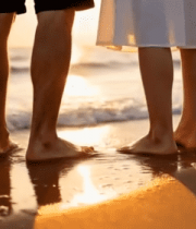 情侣海滩日落时赤脚漫步7734#横屏 