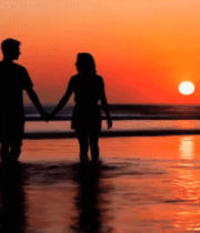情侣海边牵手漫步日落时分4602#横屏 