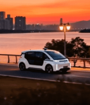 	 城市道路傍晚行驶的新能源汽车6012#横屏 