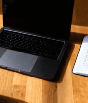 桌上笔记本电脑与咖啡书籍场景2605#横屏 