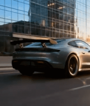 城市道路上行驶的银色跑车6257#横屏 