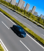 城市道路行驶的汽车远景14312#横屏 