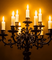 烛台上燃烧的多支蜡烛1174#横屏 