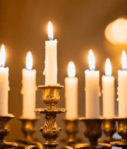 烛台上燃烧的多支蜡烛(1)2573#横屏 