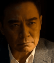 桌边沉思的西装男子735#横屏 