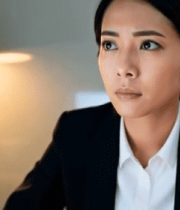 职场女性办公查阅文件508#横屏 