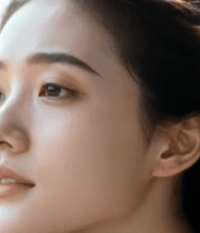 车内女子侧头望向车窗外8318#横屏 