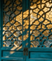 中式古建筑绿色雕花门窗特写1990#横屏 