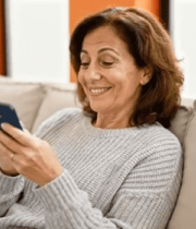 中老年女性沙发上玩手机787#横屏 