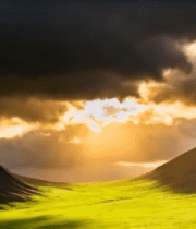 草原山谷阳光穿透乌云景象9171#横屏 