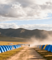 草原上排列整齐的露营帐篷4279#横屏 