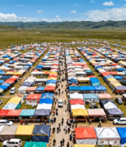 草原上彩色帐篷人群俯瞰5308#横屏 