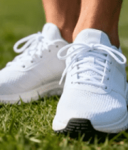 草地上穿着白运动鞋的双脚10638#横屏 