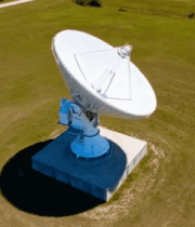 草地上的卫星信号接收天线10298#横屏 