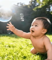 草地上婴儿伸手抓泡泡6267#横屏 