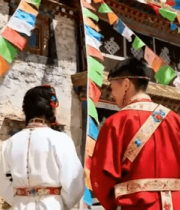 藏族男女于寺庙前的场景8428#横屏 