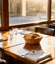 餐厅内摆放整齐的餐桌9300#横屏 