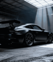 	 仓库内停放的黑色跑车1021#横屏 