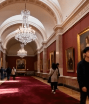 博物馆内游客参观艺术画作14576#横屏 