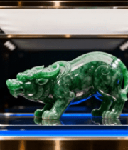 	 玻璃展柜中的翡翠玉雕虎9673#横屏 