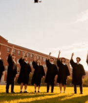 毕业生在校园草坪抛学士帽13498#横屏 