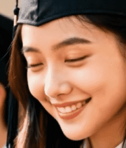 毕业生女孩戴学士帽微笑11233#横屏 