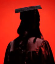 毕业生背影与学士帽1397#横屏 