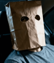 被绑男子坐于车内头套纸袋14001#横屏 