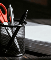 办公桌上的文具与纸张7767#横屏 