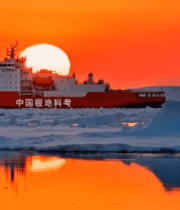 北极冰海夕阳下的科考船14679#横屏 