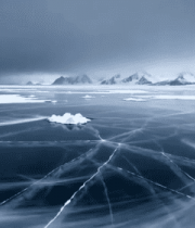 北极冰面与远处雪山景观2439#横屏 