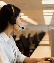 办公室女性戴耳机操作电脑1357#横屏 