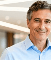 办公室内微笑男士特写9901#横屏 