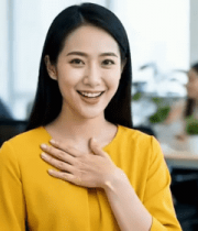 	 办公室女职员手持文件微笑2684#横屏 