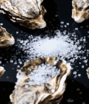 摆放着的生蚝和盐粒222#横屏 