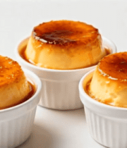 	 白色容器中焦糖布丁特写4840#横屏 