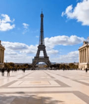 巴黎埃菲尔铁塔前广场行人画面6194#横屏 