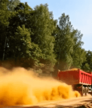 森林中红色卡车行驶扬起尘土14872#横屏 